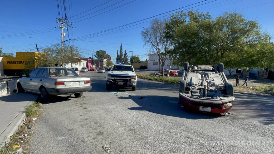 Por exceso de velocidad, conductor choca contra auto estacionado y vuelca en Saltillo