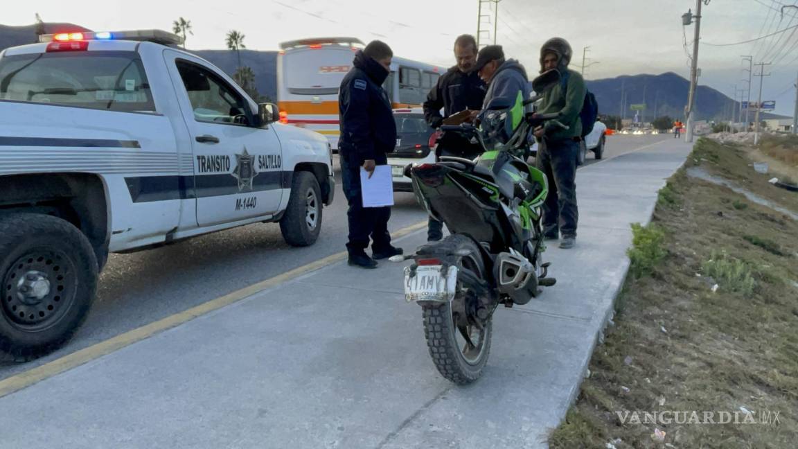 Pipa de gas ignora semáforo en rojo y manda a motociclista contra el pavimento en Saltillo