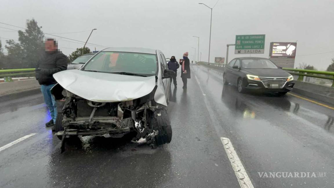 $!El puente de Venustiano Carranza fue cerrado parcialmente tras el múltiple accidente que generó caos vial en la zona.