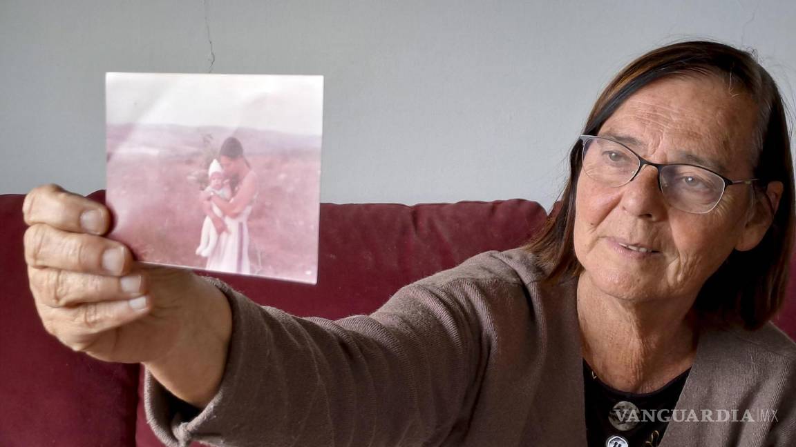 $!Nava Sonnensche, integrante de una de las cuatro primeras familias que se establecieron permanentemente, muestra una foto en la que aparece con hija.