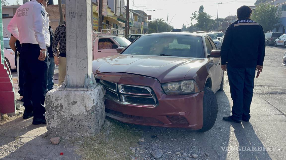 Camión de la ruta 2B se le cierra y lo proyecta contra semáforo en Saltillo