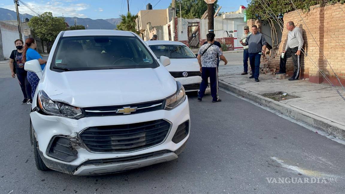 Saltillo: impacta vehículo y lo proyecta contra un muro