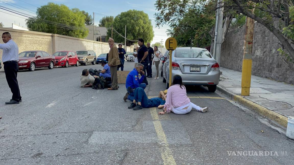 Estudiante es arrollada por motociclista frente a la Facultad de Medicina, en la calle Murguía de Saltillo