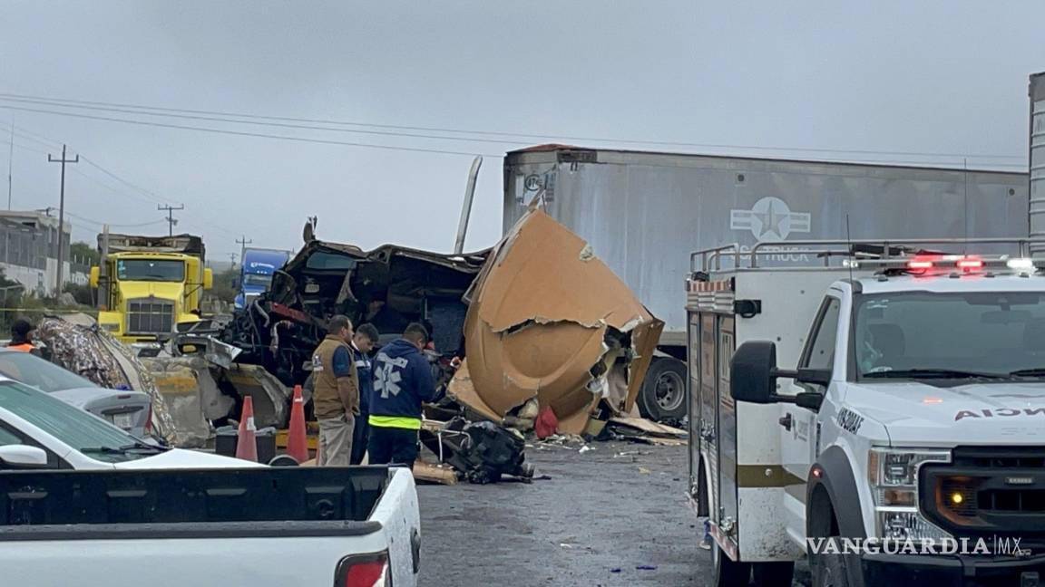 $!La cabina de este tráiler terminó destrozada y el joven conductor sin vida.