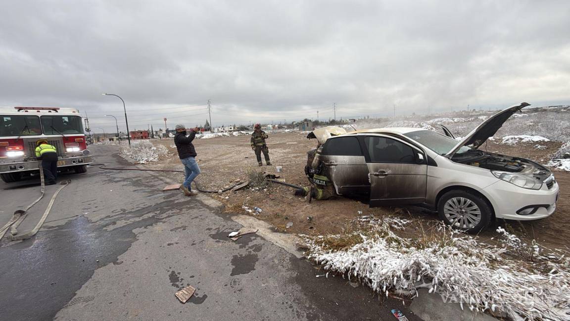 Se fractura al escapar de su auto en llamas, en Saltillo