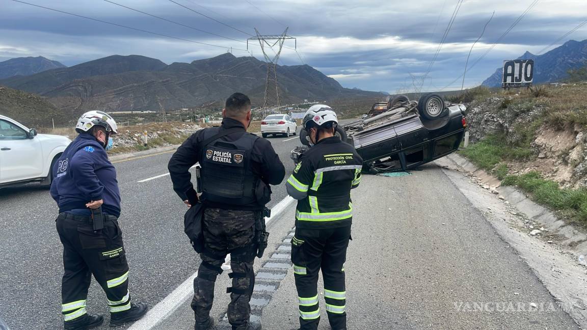 Vuelca en la carretera Monterrey-Saltillo y huye del lugar