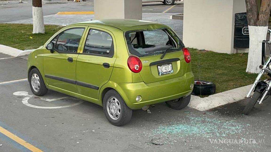 $!Un Chevrolet Matiz resultó seriamente afectado cuando el neumático rebotó en el cristal trasero.