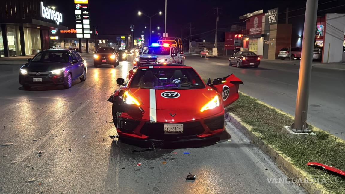 Conductor no hace alto y choca contra auto de lujo, en Saltillo