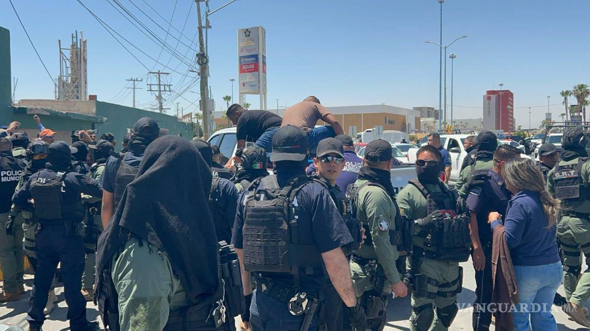 $!Una mujer fue detenida mientras los manifestantes coreaban consignas contra la policía.