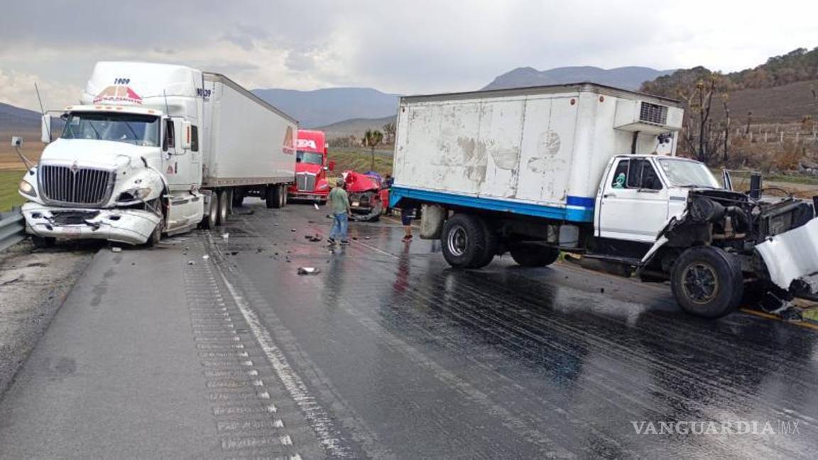 $!La fuerte lluvia que cayó la tarde del sábado fue señalada como la causa del percance en el tramo Saltillo–Los Chorros, a la altura del ejido El Cedrito.