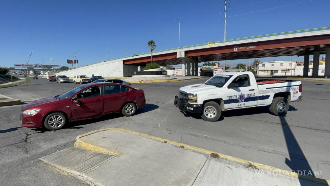 Saltillo: Se le atraviesa a camioneta, lo impactan y vuelca; transeúntes lo rescatan