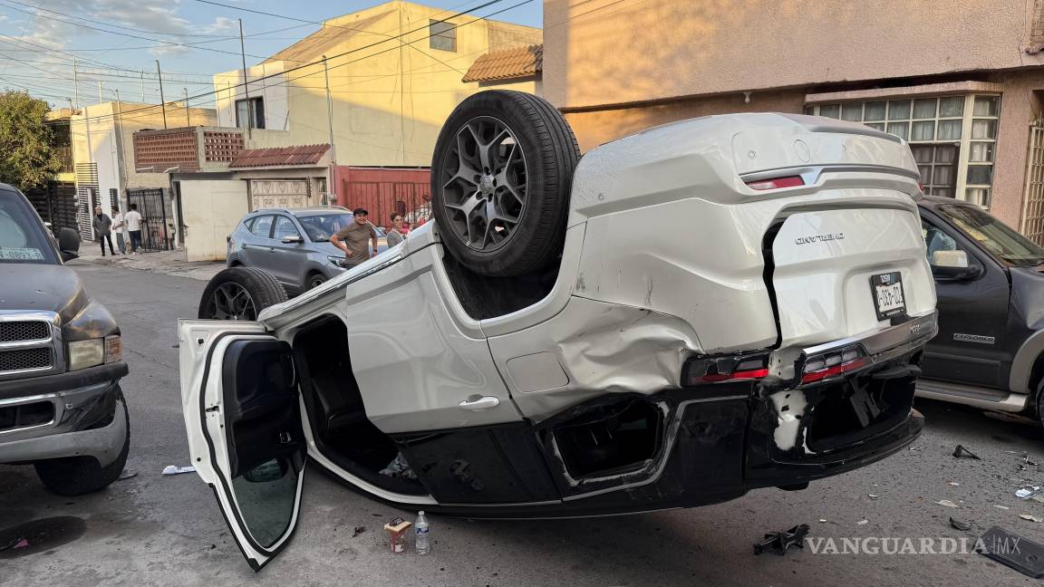 Choca con camioneta y la proyecta contra tres autos estacionados, en Saltillo