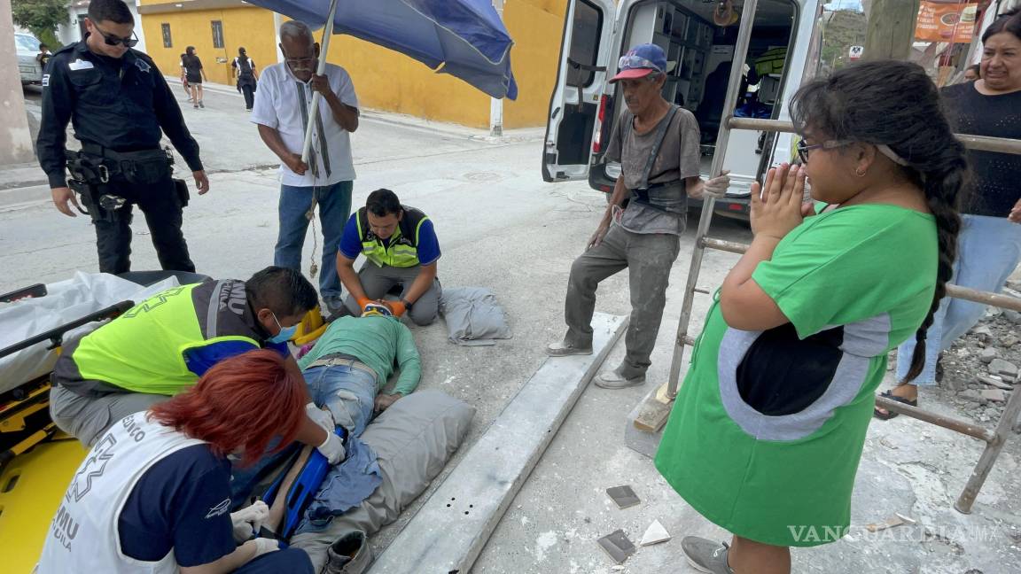 Cae trabajador de andamio en Saltillo; conmueve a niña que rezaba por su vida