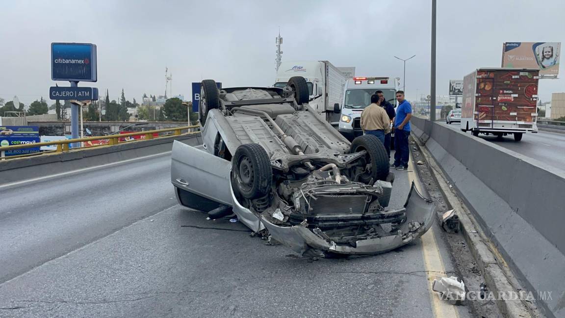 Joven dormita y vuelca en puente de Ramos Arizpe