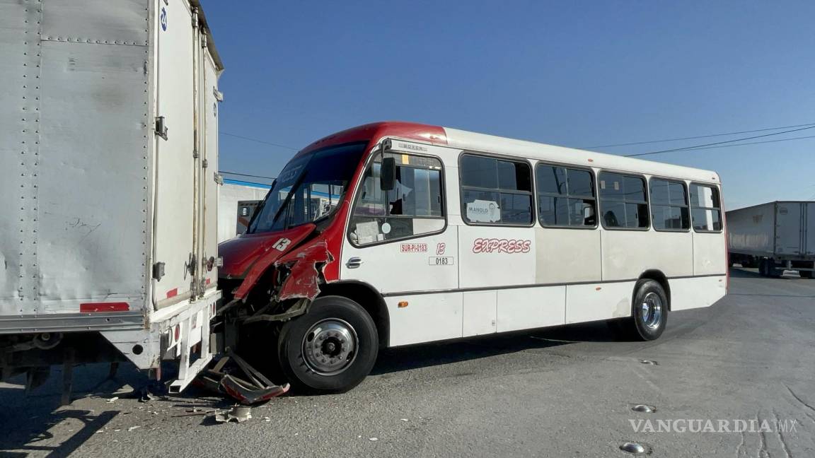 Ruta Express circula en sentido contrario, choca y deja dos heridos en Ramos Arizpe; ninguno acepta la culpa
