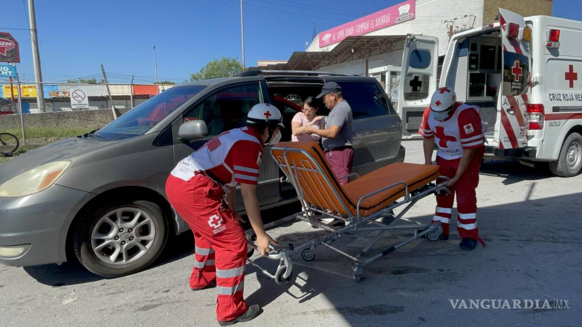 Saltillo: no toma precauciones y choca por alcance a camioneta en la Guayulera; conductora resulta herida