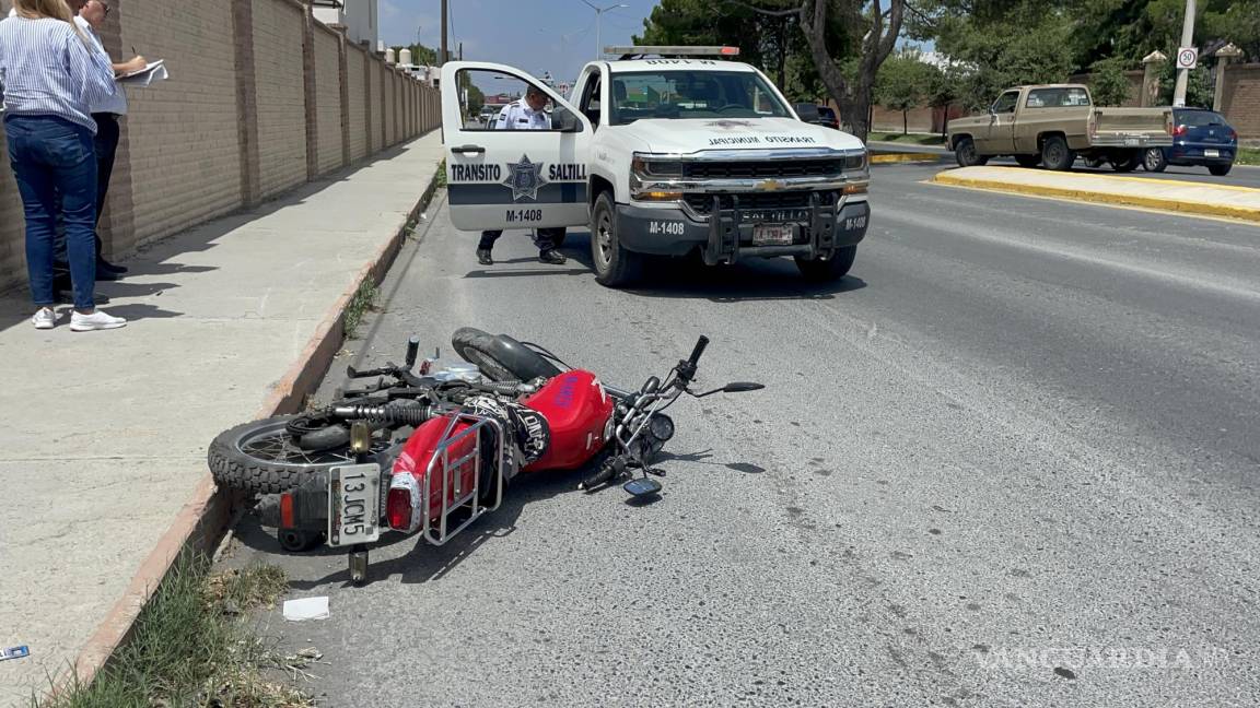 Saltillo: auto le quita derecho de paso y manda a motociclista al pavimento; se fractura el tobillo