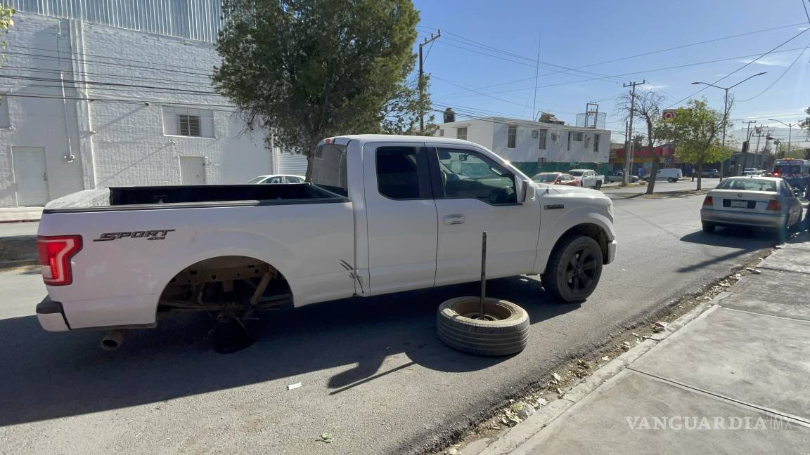 Llanta suelta por trabajo mal hecho de mecánico golpea a peatón, al norte de Saltillo