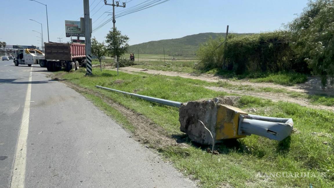 Ramos Arizpe: camión de volteo deja caos a su paso, derriba una luminaria y un árbol y termina fuera del camino