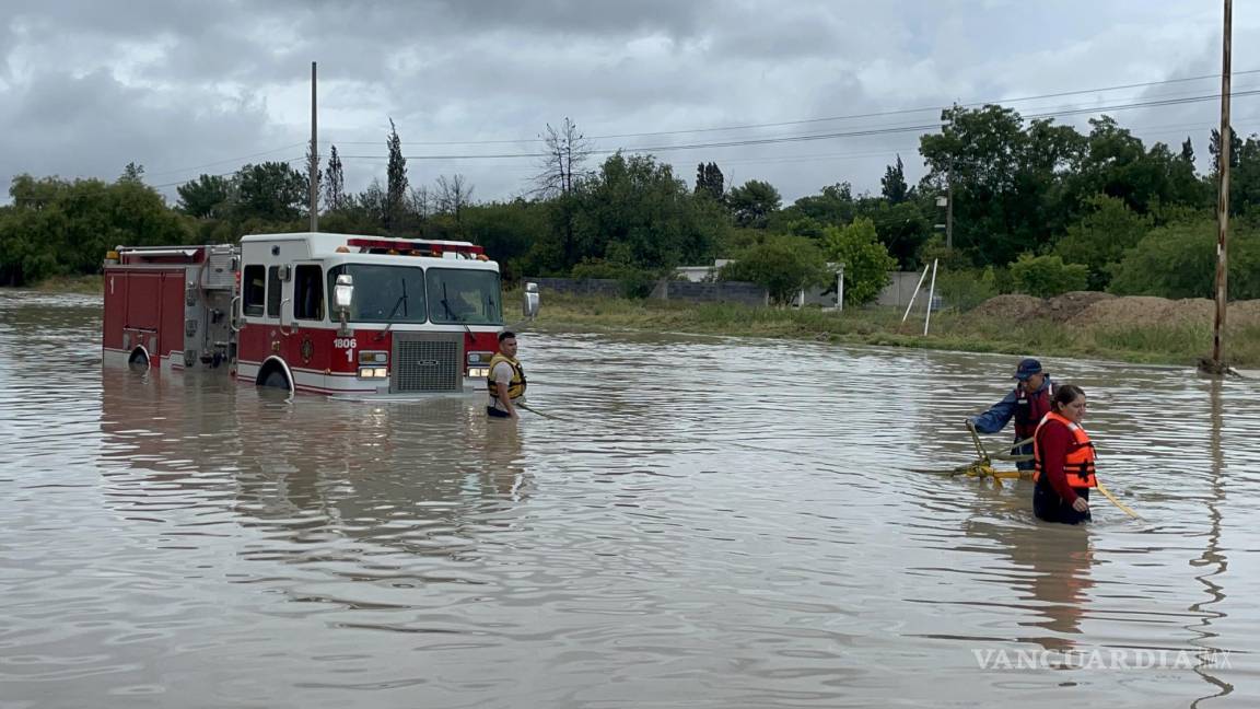 Camión de bomberos queda atascado en vado del Musa de León, al norte de Saltillo