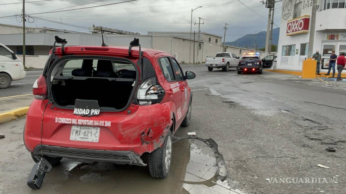 Saltillo: derrapa en pavimento mojado y choca por alcance; destroza cajuela de auto