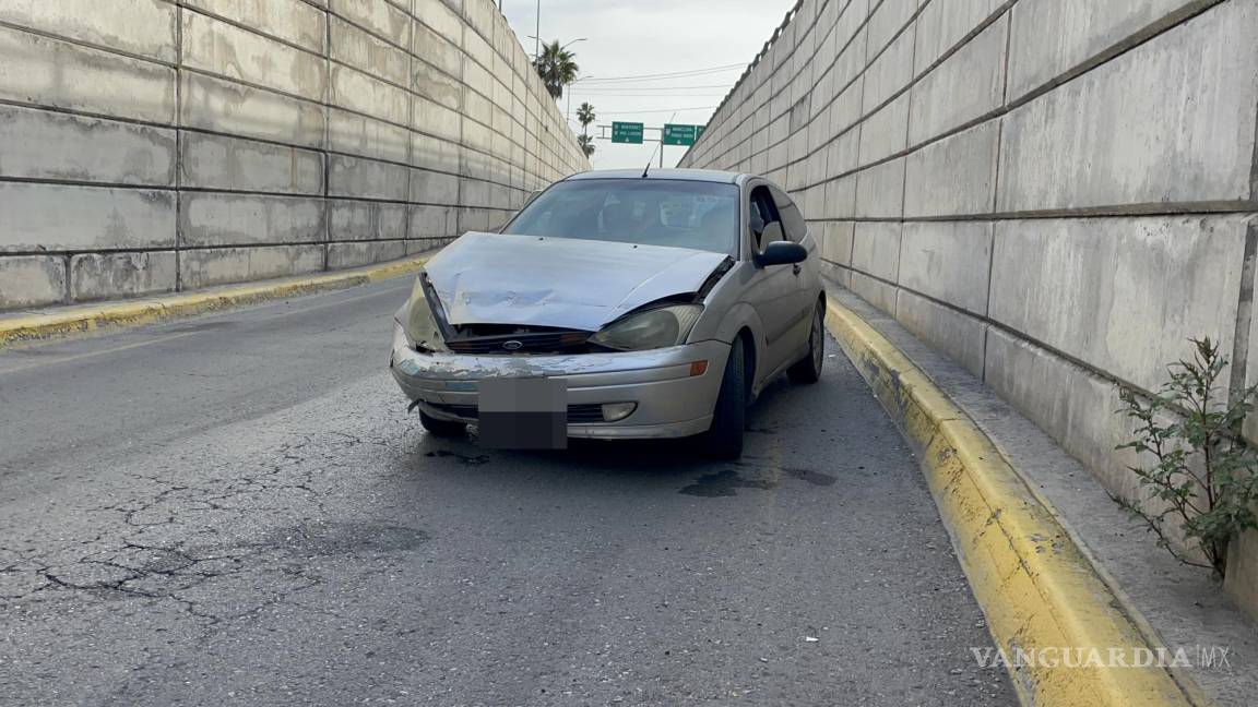 Saltillo: conductora pierde control de su auto en el deprimido del Nazario y choca