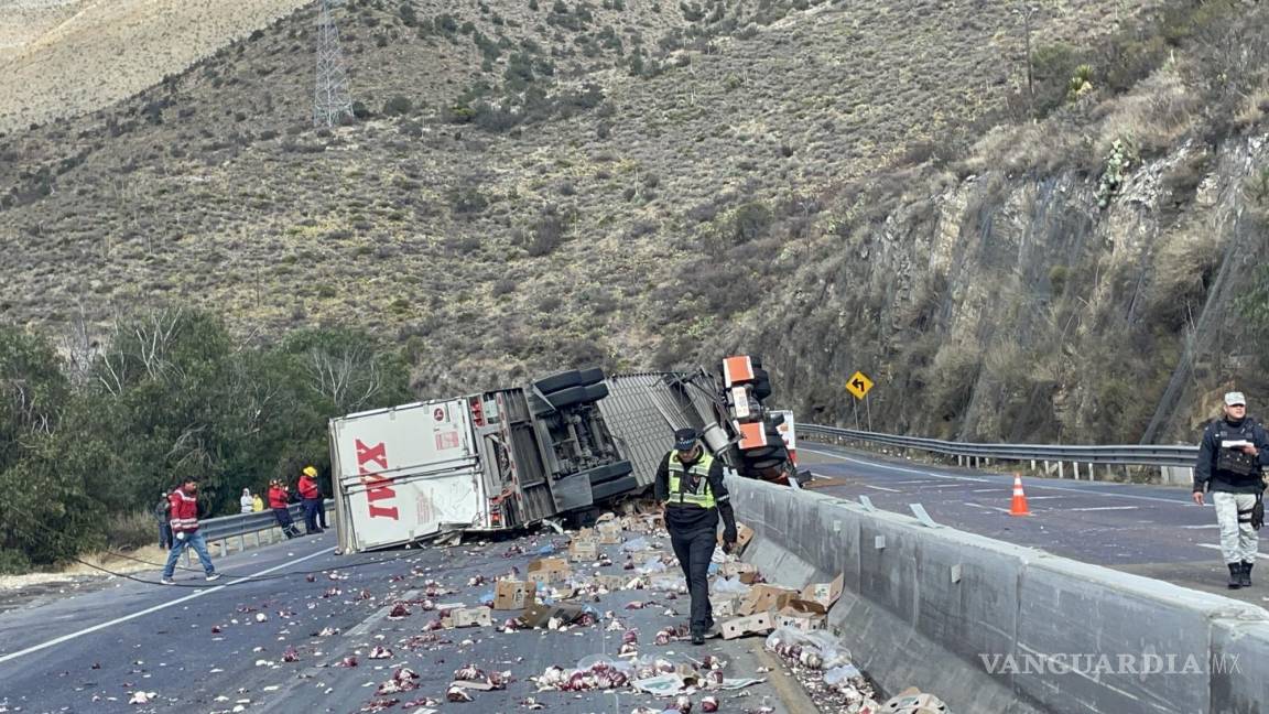 Volcadura de tráiler con repollo en Los Chorros deja dos lesionados