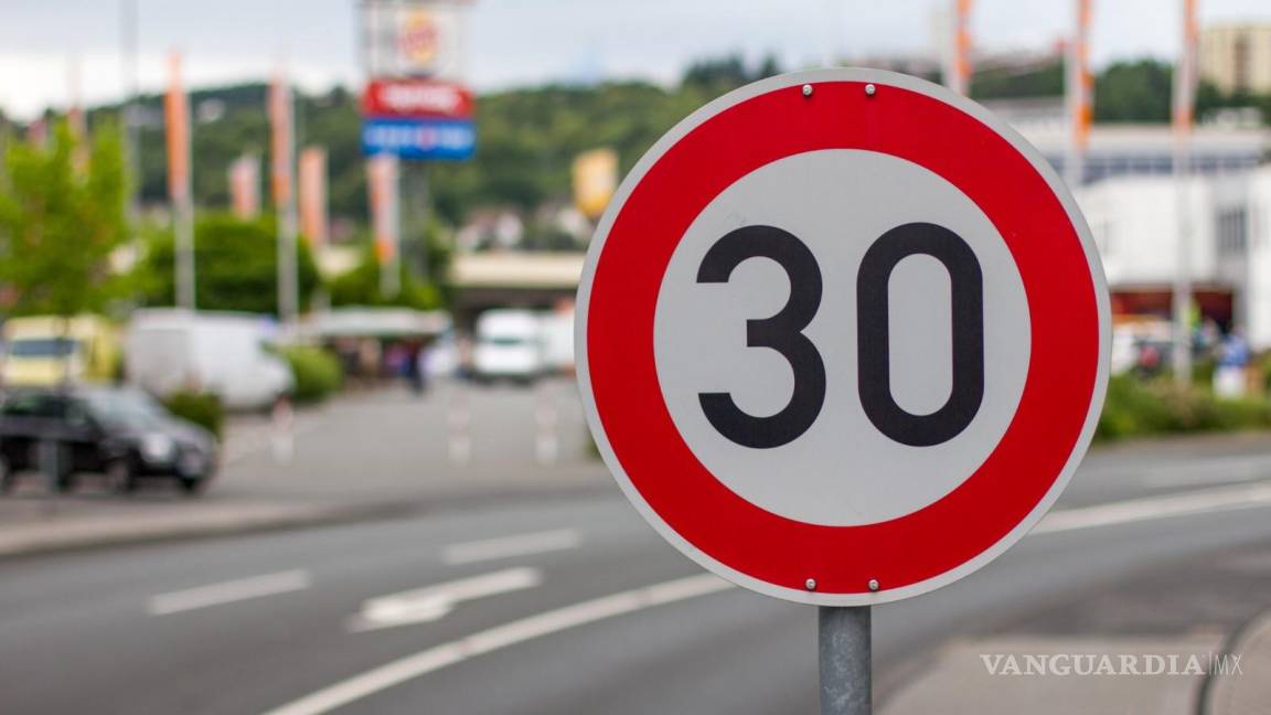 ¡Frenan a automovilistas!... a 30 km/h en calles y 110 en carretera; estos son los nuevos límites de velocidad