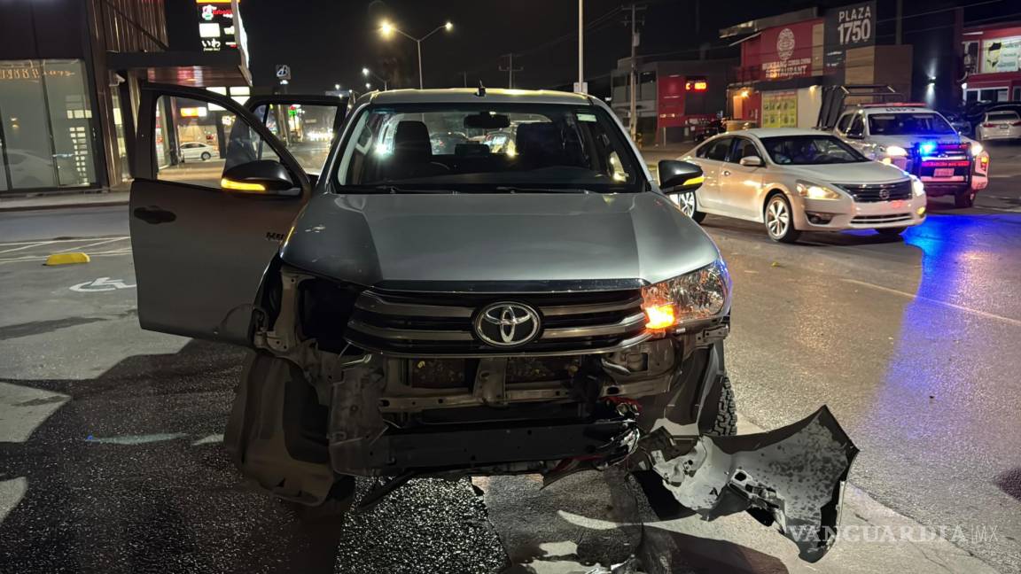 Conductor no hace alto y choca contra auto de lujo, en Saltillo