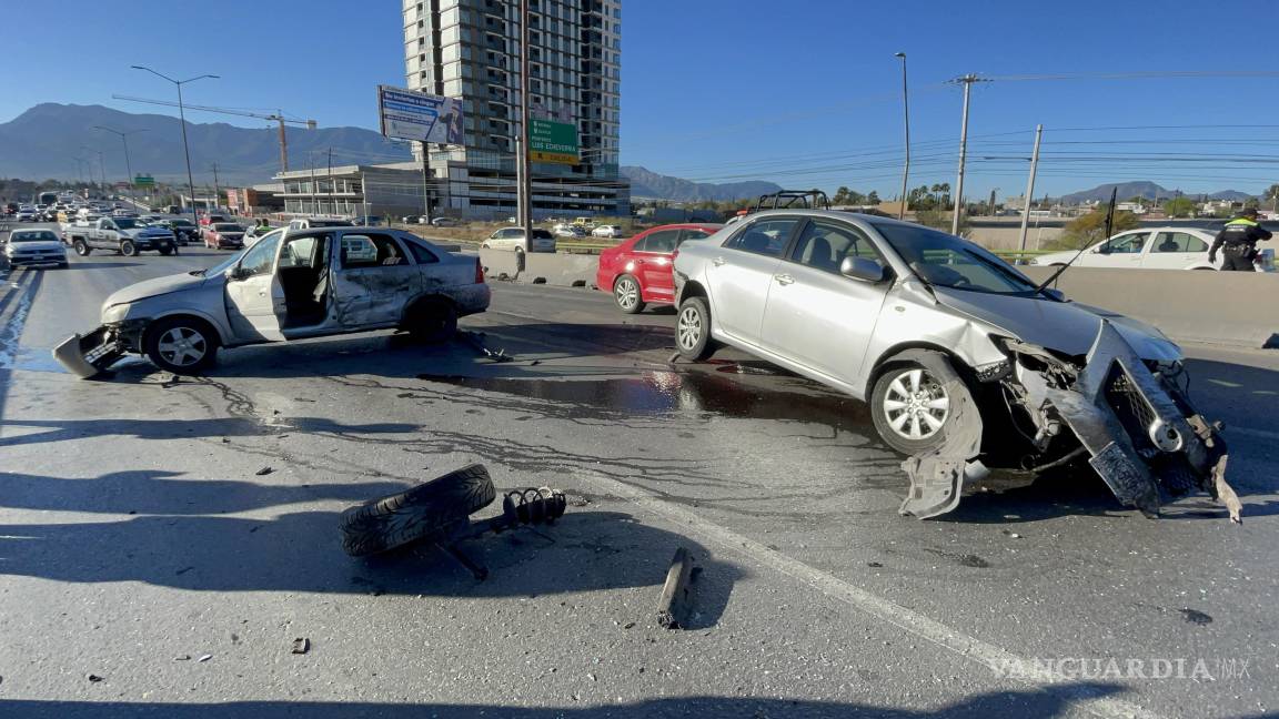 Choca contra muro y otro auto al norte de Saltillo; presuntamente le cerraron el paso