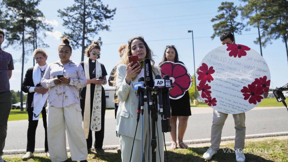 $!La abogada de derechos humanos Sabrine Mohamed lee un mensaje de Mahmoud Khalil, el activista de la Universidad de Columbia que enfrenta la deportación.
