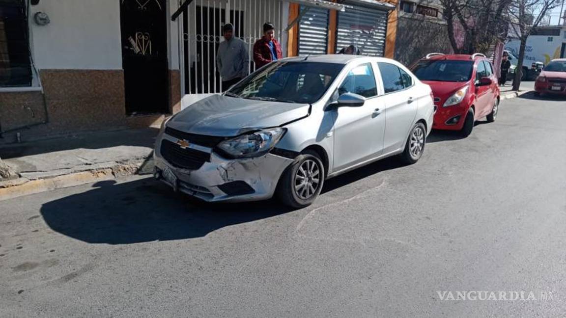 $!Según fuentes, el Camaro tenía vía libre de circulación y un Chevrolet Aveo color gris presuntamente no respetó la señal de alto.