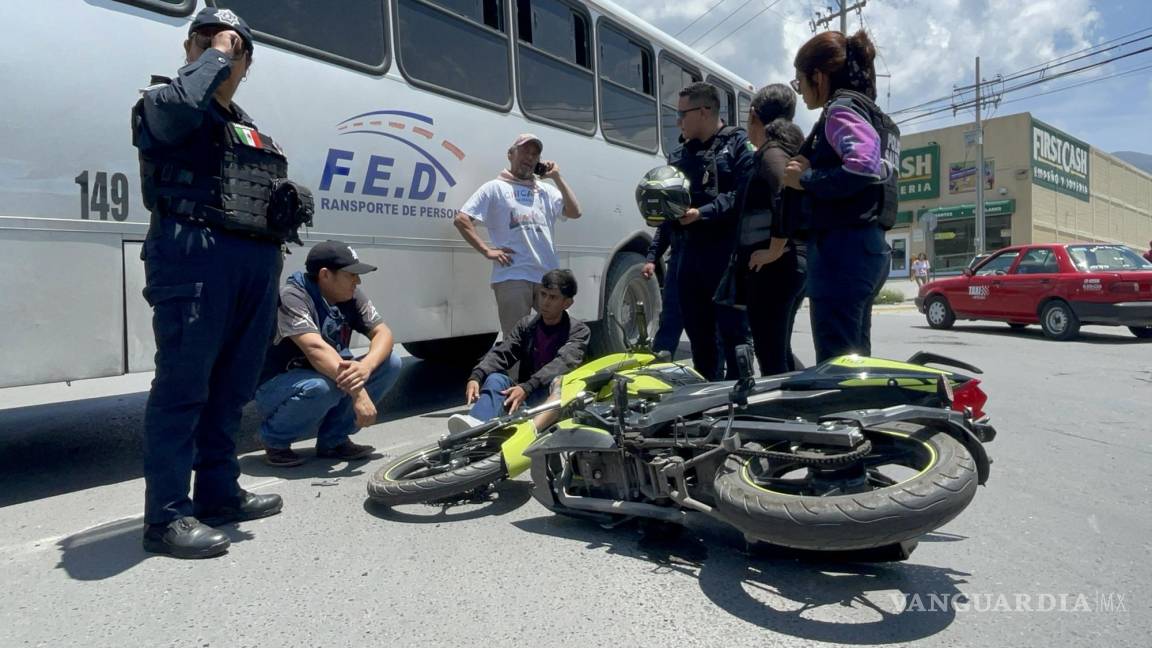 Saltillo: Se atraviesa a motociclista unidad de transporte de personal