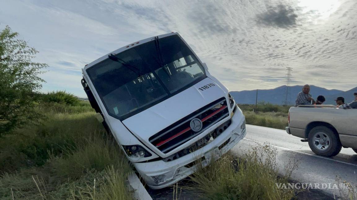 ¡Se salvan de milagro 29 trabajadores! Chofer dormita y se sale de la carretera a Zacatecas