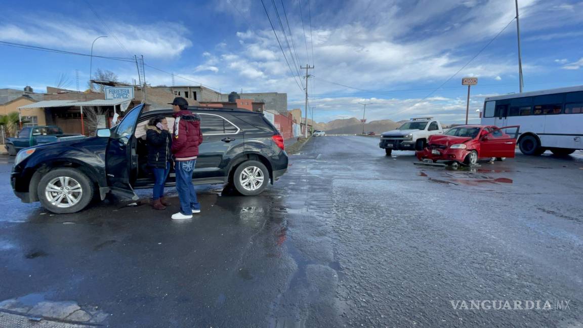 Mujer ignora alto y ocasiona aparatoso accidente en Saltillo