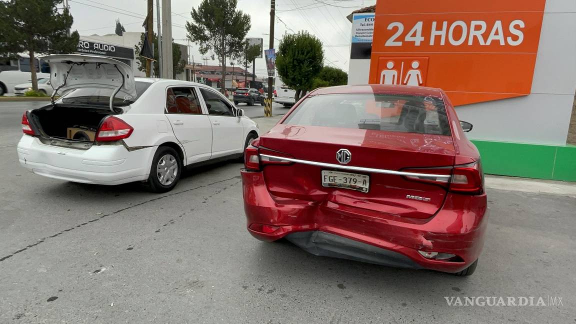 No guarda distancia y provoca carambola en V Carranza, Saltillo