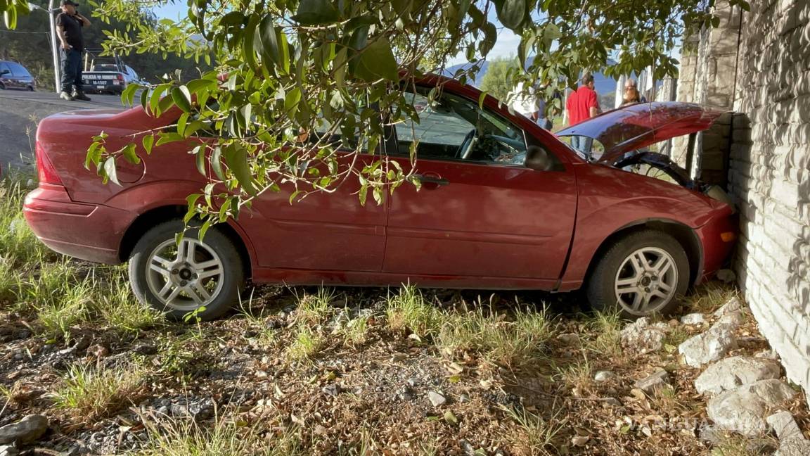 Saltillo: Proyecta pipa un auto en la entrada de la Narro