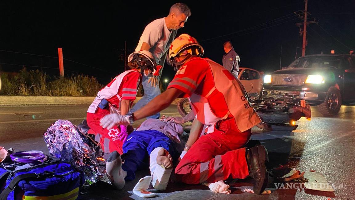 Septuagenario en motocicleta es embestido por una camioneta, en Saltillo