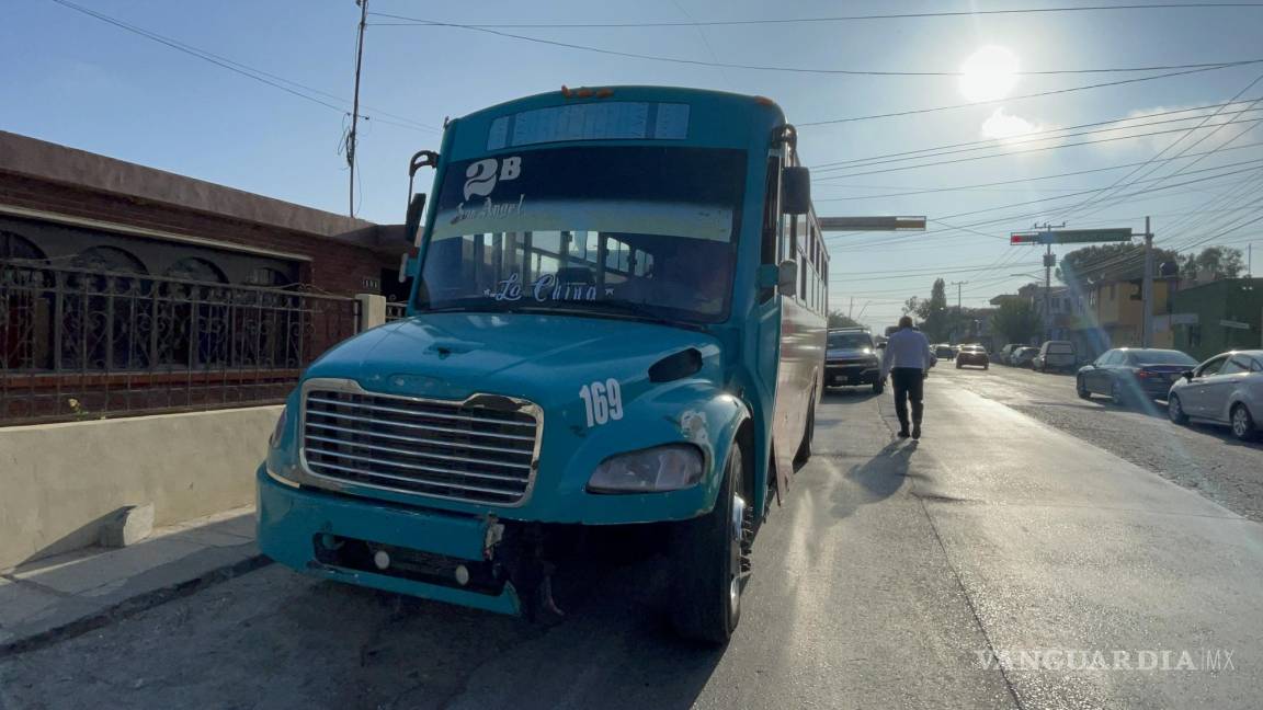 Camión de la ruta 2B se le cierra y lo proyecta contra semáforo en Saltillo