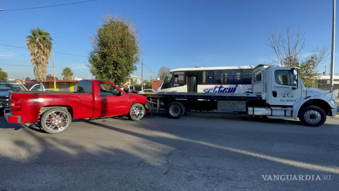 Agotado trabajador dormita y se estrella contra grúa, al oriente de Saltillo