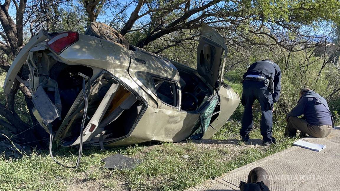 Saltillo: conductor se estrella y queda atrapado en su auto; alguien dejó colchón tirado y no pudo esquivarlo
