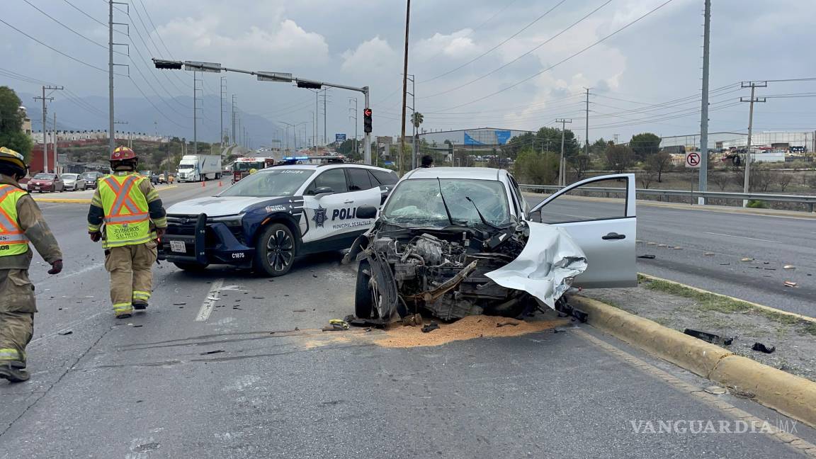Ignora el rojo y causa aparatoso choque al sur Saltillo; hay dos lesionados