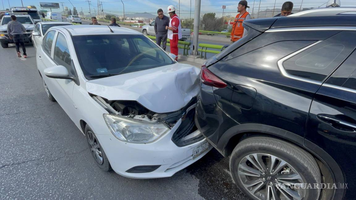 No respeta distancia de seguridad y se impacta contra conductora, en el V. Carranza de Saltillo