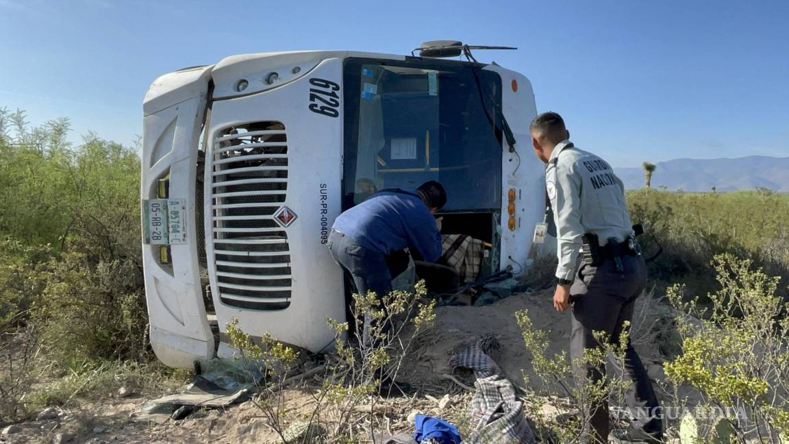 Vuelca transporte de personal en camino ejidal al sur de Saltillo; hay 23 lesionados