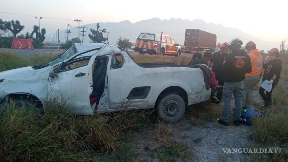 Vuelca camioneta en carretera libre a Saltillo en Nuevo León