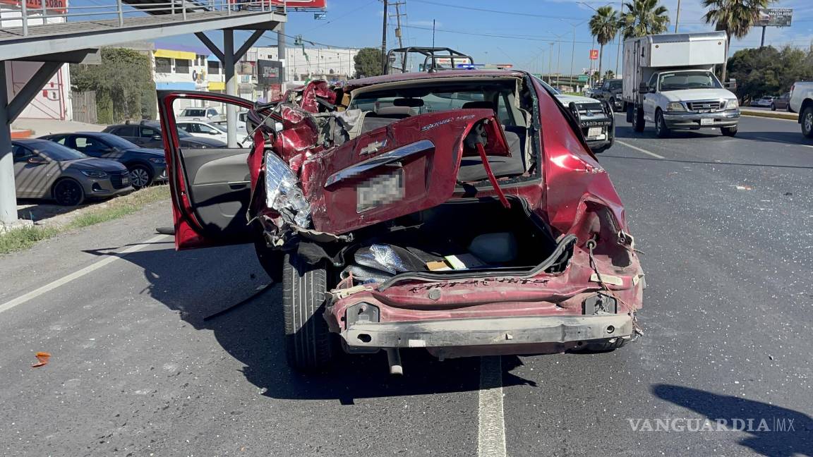 Saltillo: cruza carriles sin precaución y causa colisión múltiple en V. Carranza