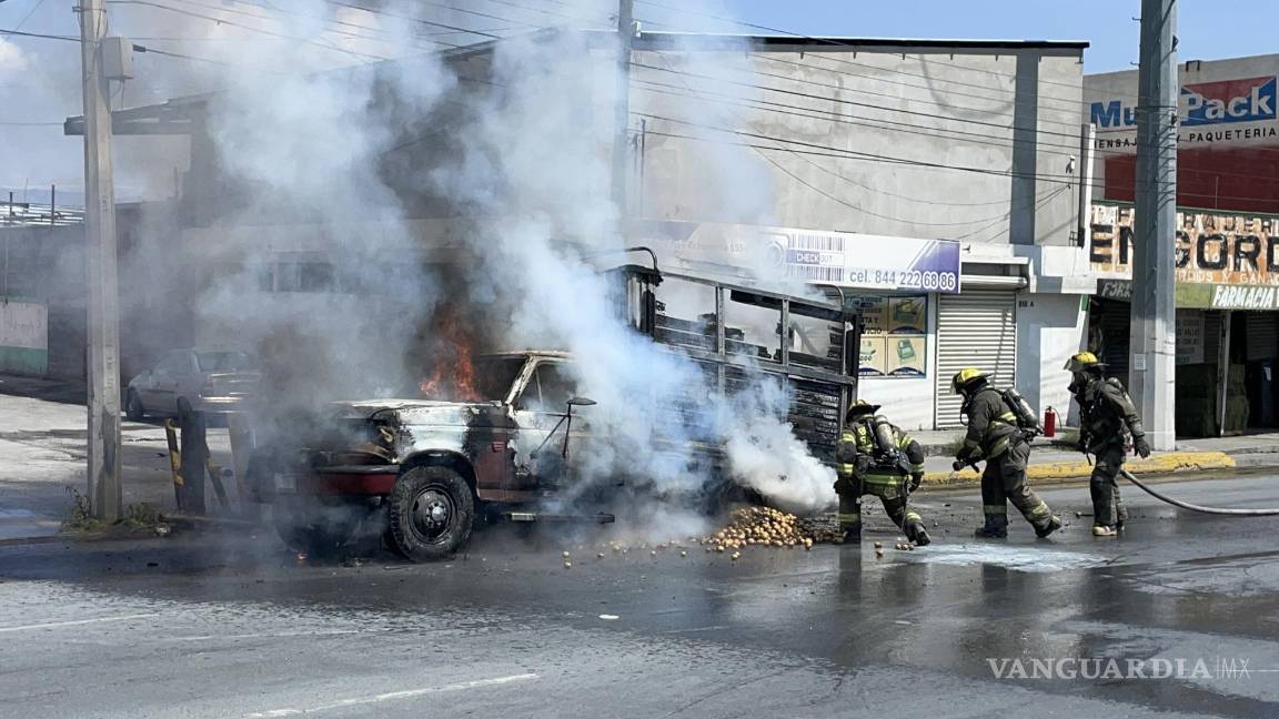 ¡Listas las papas fritas! Se incendia camioneta cargada de patatas en la Provivienda de Saltillo