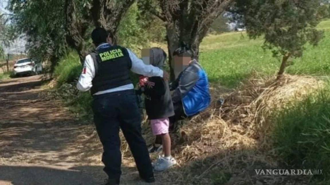 Mujer vendó los ojos a su hija de ocho años, le dijo que esperara y la abandonó, en Morelia