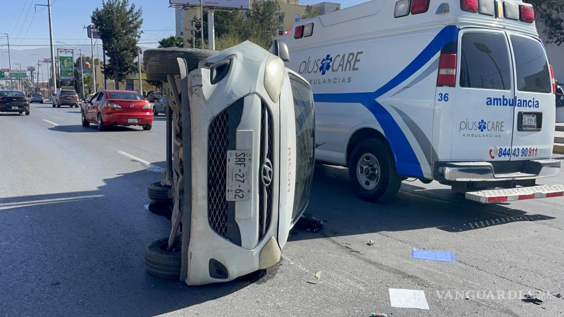 Vuelta termina mal: conductora choca, provoca volcadura y dos autos más resultan dañados al norte de Saltillo