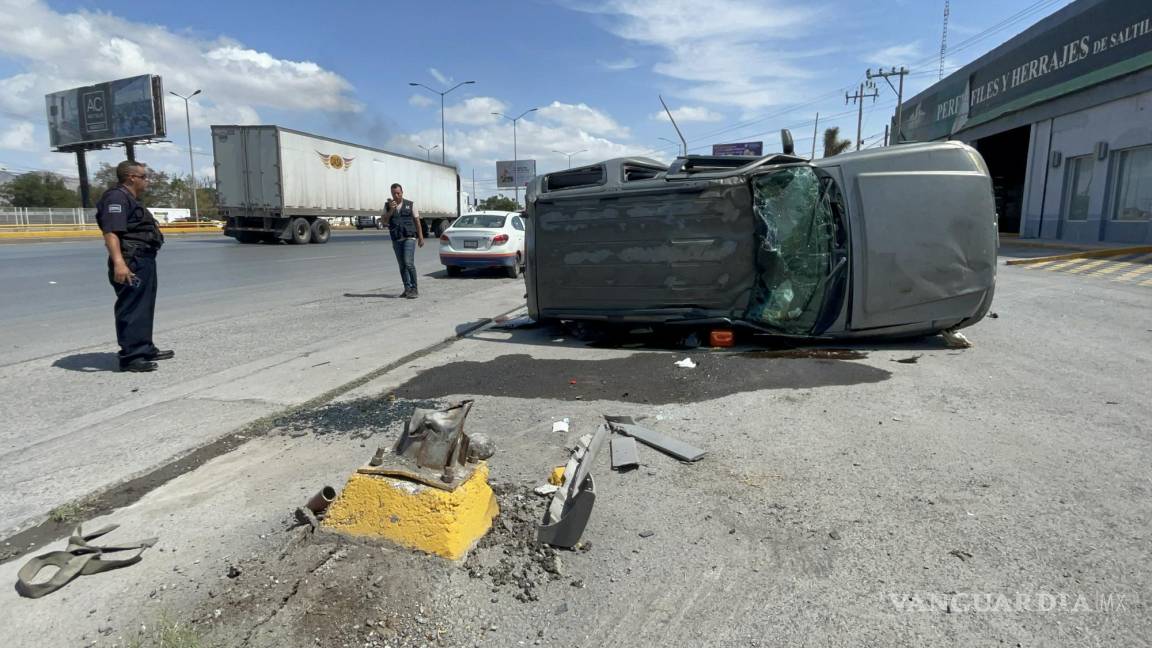 Veloz conductor vuelca en la carretera Saltillo-Monterrey; termina lesionado